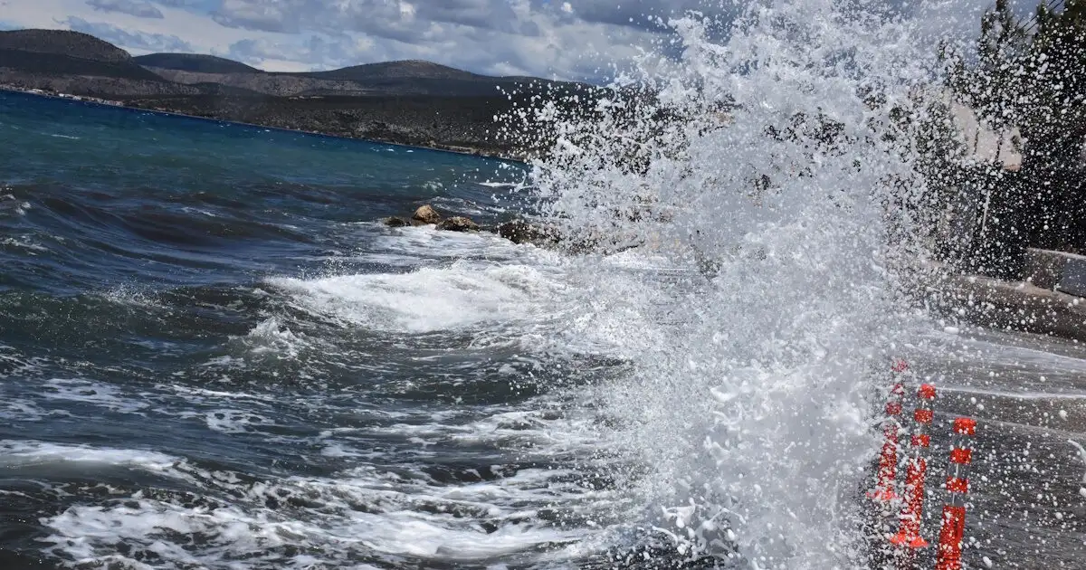 Καιρός:-Θυελλώδεις-άνεμοι-έως-8-μποφόρ-και-σταδιακή-υποχώρηση-του-καύσωνα-–-Μεγάλος-κίνδυνος-πυρκαγιάς