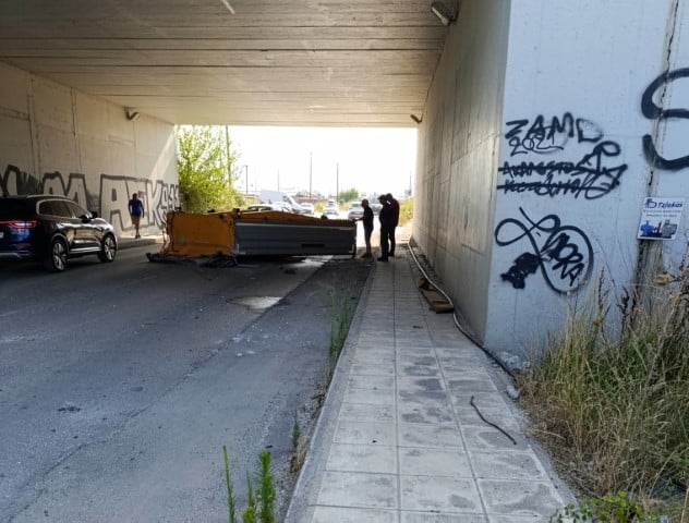 Καρότσα-φορτηγού-βρήκε-σε-γέφυρα-του-Ε65-και-έπεσε-στο-οδόστρωμα