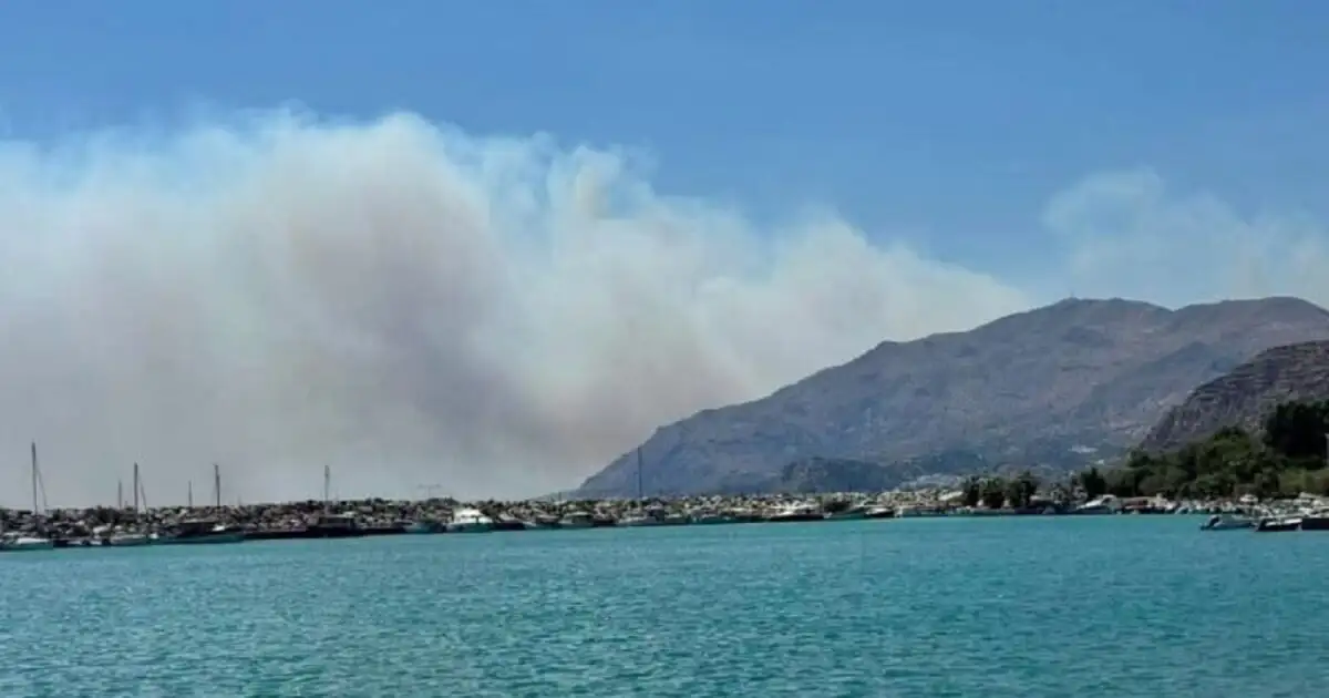 Φωτιά-στο-Ρέθυμνο:-Σε-εξέλιξη-η-εκκένωση-της-Αγίας-Γαλήνης-–-Πάνω-από-2.000-τουρίστες-στην-περιοχή