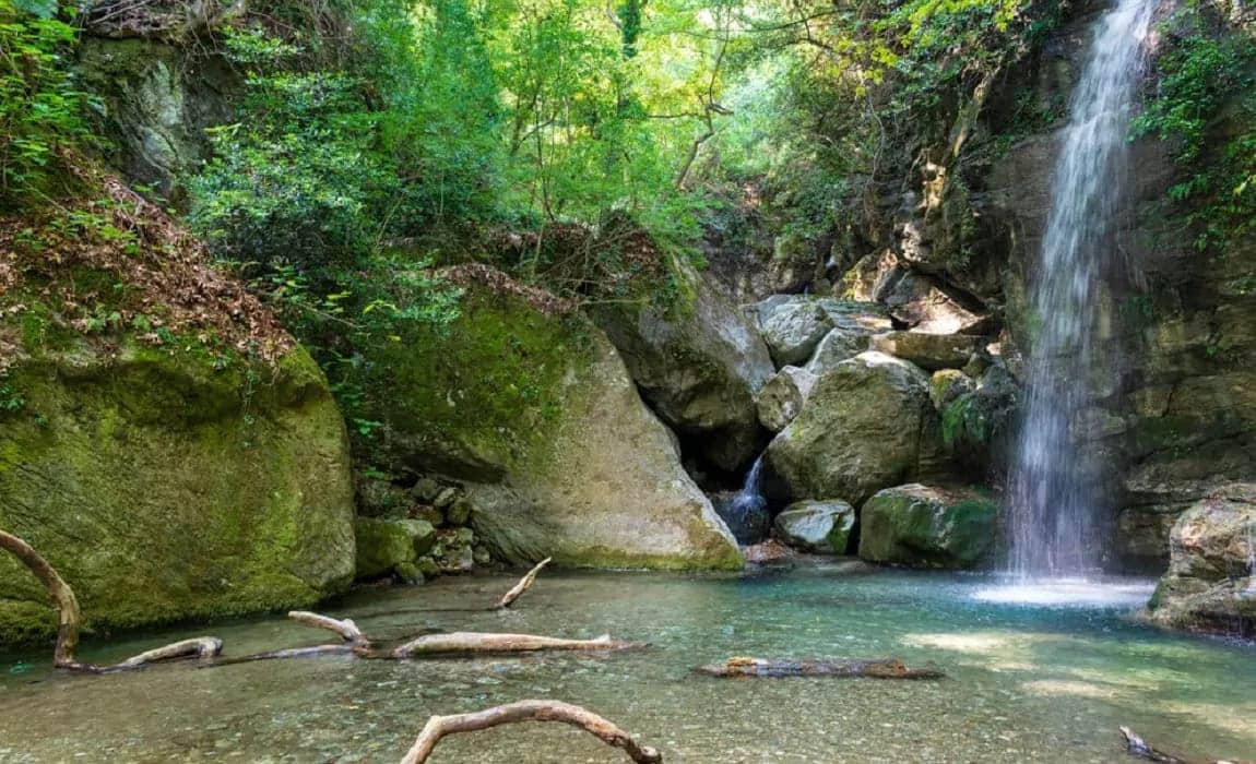 Ακρίβεια-και-εισοδήματα-«ψαλιδίζουν»-τις-διακοπές-των-Ελλήνων-–-Ανθεκτικός-ο-τουρισμός-στη-Θεσσαλία-με-αιχμή-Σποράδες-και-Όλυμπο