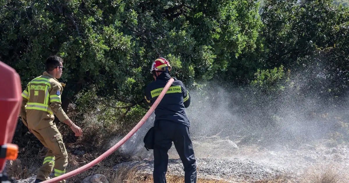 Σε-πύρινο-κλοιό-η-χώρα-με-οκτώ-περιοχές-σε-συναγερμό-για-νέες-πυρκαγιές-το-επόμενο-24ωρο-–-Στάχτη-45.000-στρέμματα-στην-Κρήτη-σε-ένα-διήμερο
