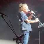 «Δύο-άνθρωποι-κάηκαν-δίπλα-μας»:-Ο-Βασίλης-Παπακωνσταντίνου-ζήτησε-από-θεατές-να-σβήσουν-καπνογόνα-σε-συναυλία-στο-Ηράκλειο