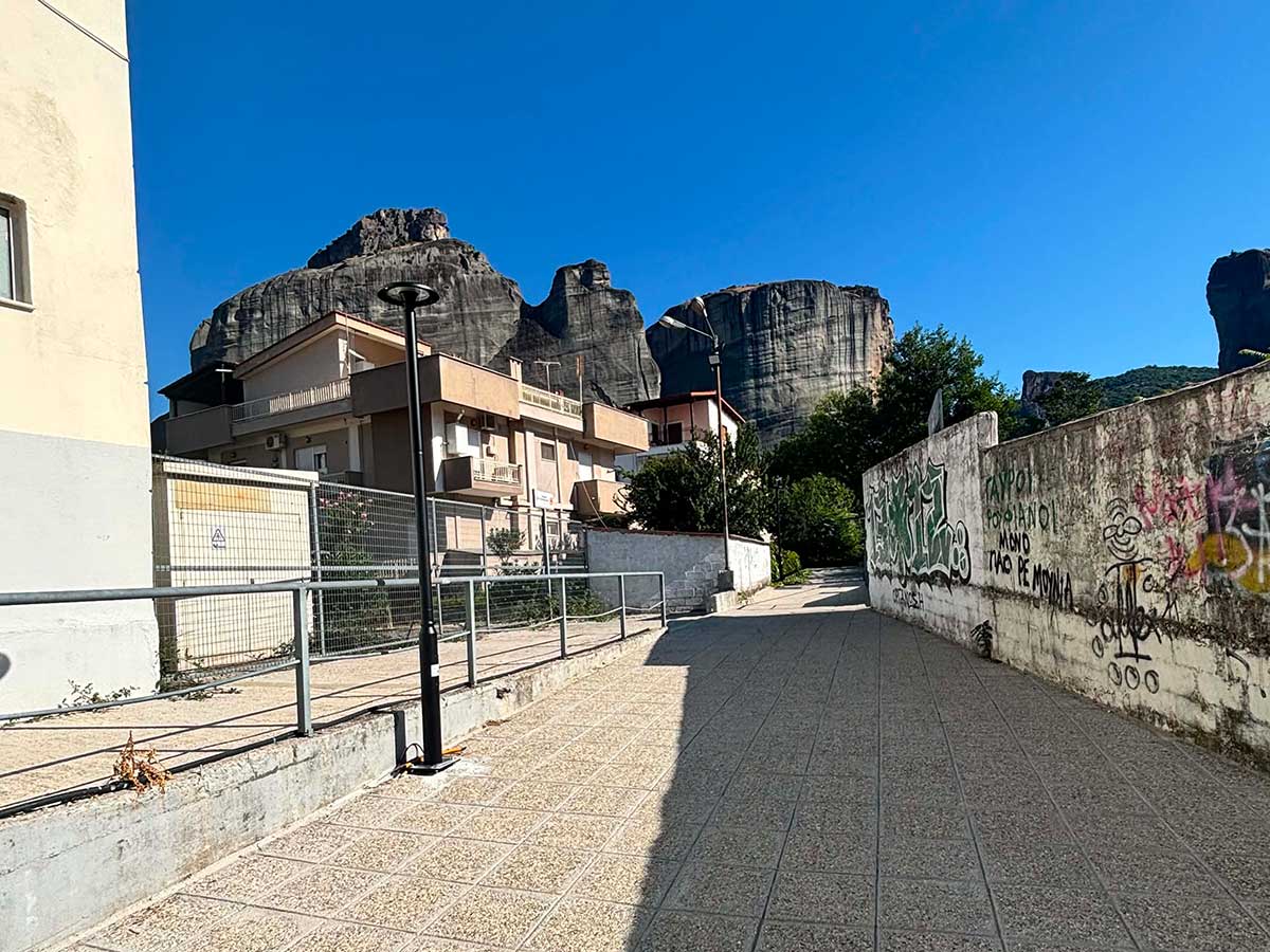 Καλαμπάκα:-Νέος-φωτισμός-στον-πεζόδρομο-προς-την-παλιά-πόλη