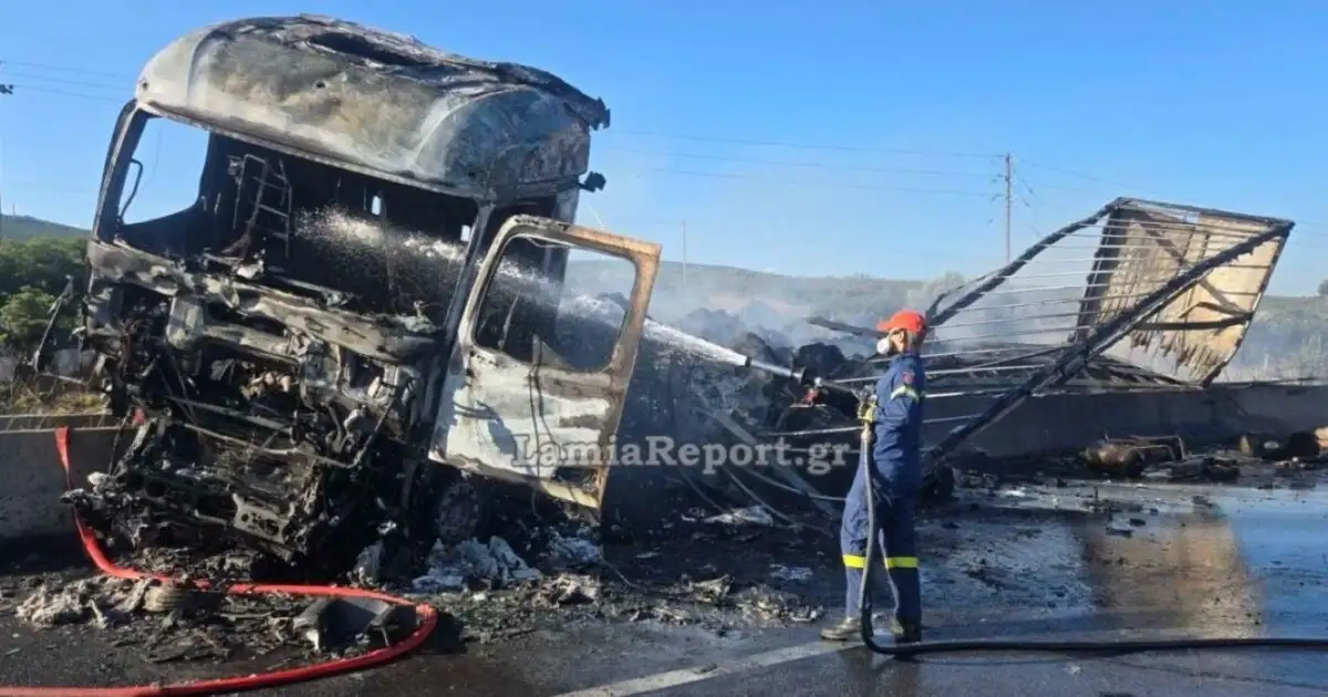 Φθιώτιδα:-Ένας-νεκρός-σε-σοκαριστικό-τροχαίο-με-2-φορτηγά-–-Το-ένα-τυλίχτηκε-στις-φλόγες