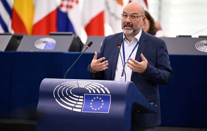 Σάκης-Αρναούτογλου:-Η-ερημοποίηση-δεν-αρχίζει-όταν-εμφανιστεί-η-έρημος