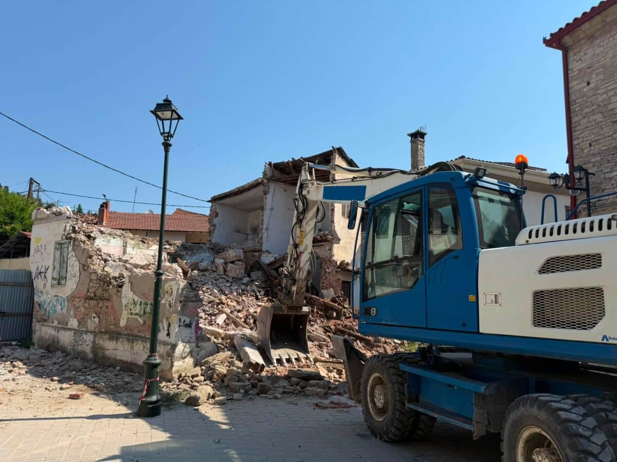 Ο-Μερτσιώτης-έπιασε-δουλειά…-γκρεμίζοντας