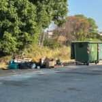 Τρίκαλα:-Άδειοι-οι-κάδοι,-τα-σκουπίδια-απ’-έξω