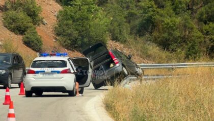 Τροχαίο-στην-Καλαμπάκα-–-ΙΧ-«σκαρφάλωσε»-στις-μπάρες