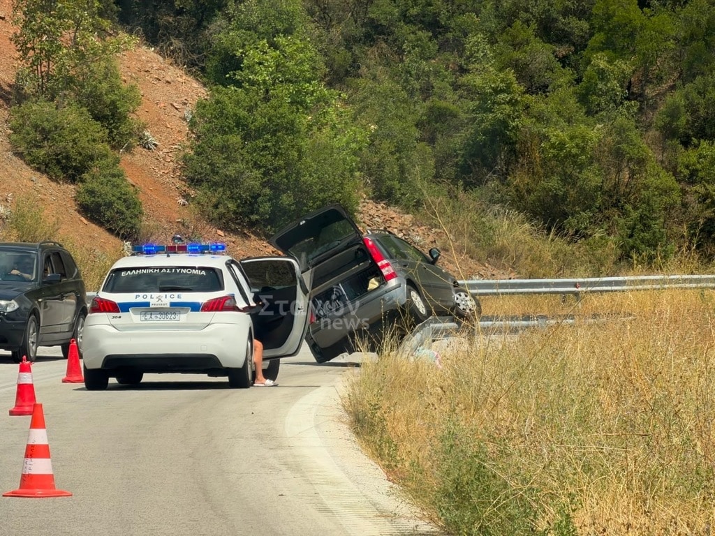 Τροχαίο-στην-Καλαμπάκα-–-ΙΧ-«σκαρφάλωσε»-στις-μπάρες