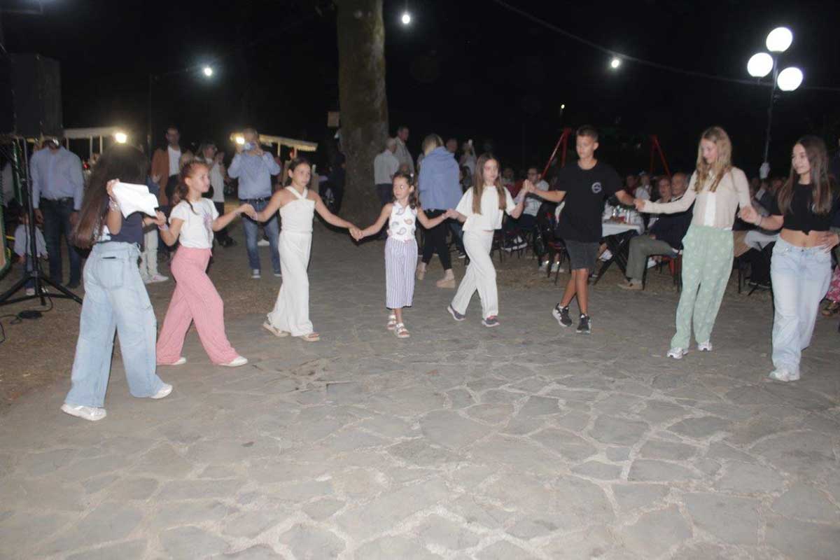 Πετροχώρι:-Δημοτική-βραδιά-με-πολύ-κόσμο-στην-πλατεία