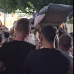 Κρήτη:-Μετέφεραν-σε-ξαπλώστρα-κατάκοιτη-ηλικιωμένη-για-να-μη-χάσει-το-γλέντι-στο-πανηγύρι-–-Δείτε-βίντεο