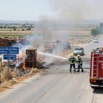 Συναγερμός-στην-παλιά-εθνική-οδό-Τρικάλων-–-Λάρισας-προς-Φαρκαδόνα-|-Φωτιά-δίπλα-στο-οδόστρωμα