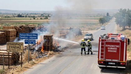 Συναγερμός-στην-παλιά-εθνική-οδό-Τρικάλων-–-Λάρισας-προς-Φαρκαδόνα-|-Φωτιά-δίπλα-στο-οδόστρωμα
