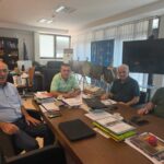 Συνάντηση-Κουρέτα-με-Λάππα-με-φόντο-τα-Τρίκαλα