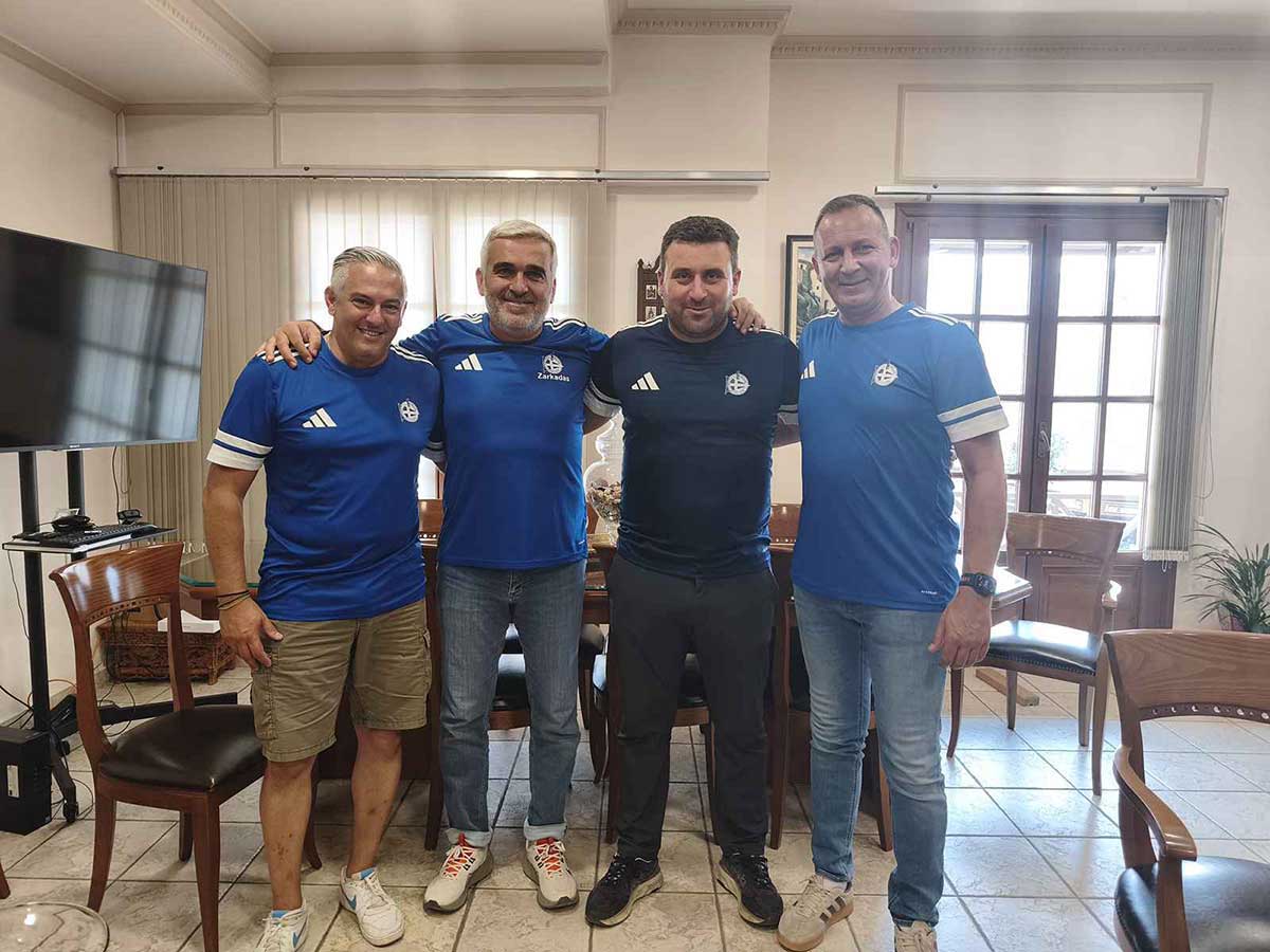 Ο-Αβραμόπουλος-φόρεσε-τη-φανέλα-της-fc-hellas-Μονάχου