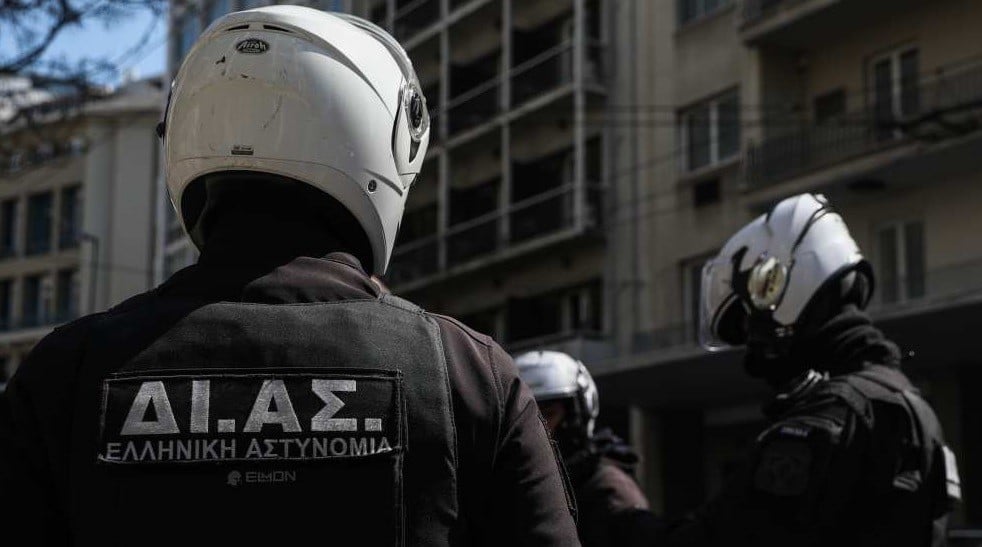 Σύλληψη-21χρονου-στα-Τρίκαλα-με-αεροβόλο-πιστόλι-και-αμπούλες-στο-αυτοκίνητό-του