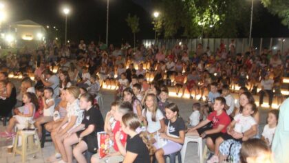 Πύλη:-Ο-Καραγκιόζης-γέμισε-με-παιδιά-την-κεντρική-πλατεία
