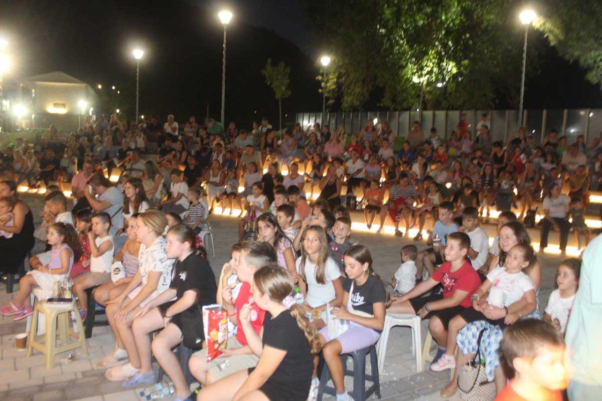 Πύλη:-Ο-Καραγκιόζης-γέμισε-με-παιδιά-την-κεντρική-πλατεία