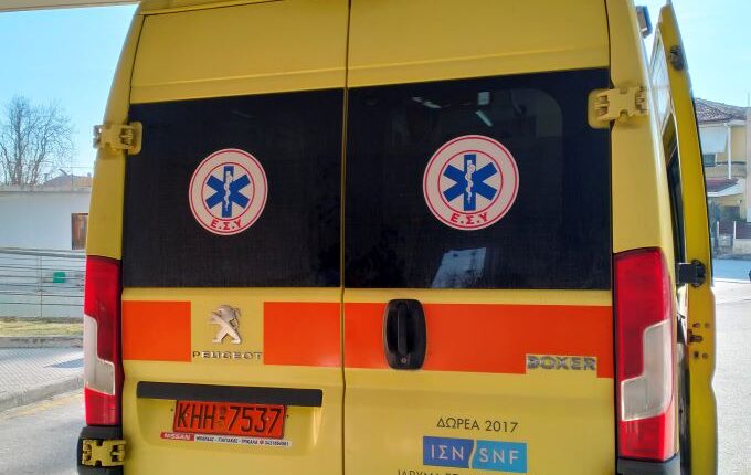 Τροχαίο-ατύχημα-στην-οδό-Κονδύλη-–-Δυο-νεαρά-άτομα-στο-Νοσοκομείο-Τρικάλων