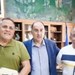 Το-νέο-του-βιβλίο-παρουσίασε-στον-Δήμαρχο-Τρικκαίων-ο-Δ/ντης-Β/θμιας-Εκπαίδευσης-Τρικάλων