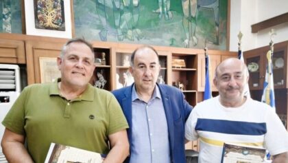 Το-νέο-του-βιβλίο-παρουσίασε-στον-Δήμαρχο-Τρικκαίων-ο-Δ/ντης-Β/θμιας-Εκπαίδευσης-Τρικάλων