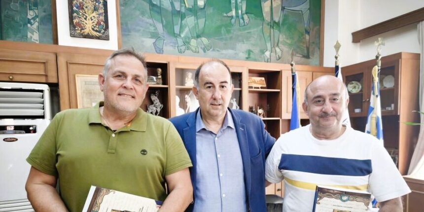 Το-νέο-του-βιβλίο-παρουσίασε-στον-Δήμαρχο-Τρικκαίων-ο-Δ/ντης-Β/θμιας-Εκπαίδευσης-Τρικάλων