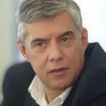 Στην-αντεπίθεση-ο-Κώστας-Αγοραστός:-Σκηνοθετεί-ξανά-και-ξανά-ο-κ.-Κουρέτας