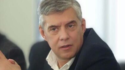 Στην-αντεπίθεση-ο-Κώστας-Αγοραστός:-Σκηνοθετεί-ξανά-και-ξανά-ο-κ.-Κουρέτας