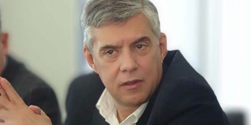 Στην-αντεπίθεση-ο-Κώστας-Αγοραστός:-Σκηνοθετεί-ξανά-και-ξανά-ο-κ.-Κουρέτας