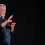 Σάλος-με-τον-mel-gibson:-Χλεύασε-διερμηνέα-της-νοηματικής-γλώσσας-πάνω-στη-σκηνή-–-Η-συγγνώμη-του