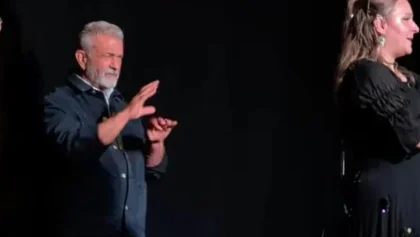 Σάλος-με-τον-mel-gibson:-Χλεύασε-διερμηνέα-της-νοηματικής-γλώσσας-πάνω-στη-σκηνή-–-Η-συγγνώμη-του