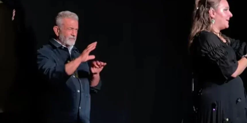 Σάλος-με-τον-mel-gibson:-Χλεύασε-διερμηνέα-της-νοηματικής-γλώσσας-πάνω-στη-σκηνή-–-Η-συγγνώμη-του