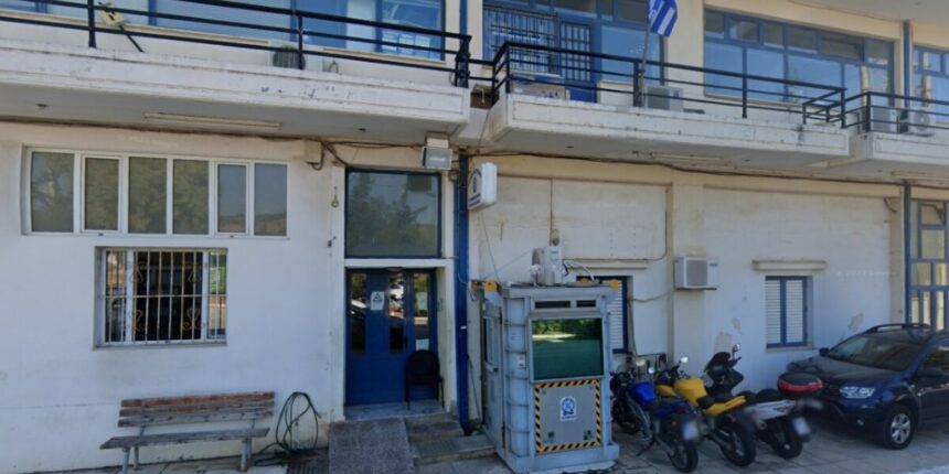 Επίθεση-άνδρα-με-μαχαίρι-στο-ΑΤ-Μάνδρας:-Τραυμάτισε-αστυνομικό,-τον-πυροβόλησαν-στην-κοιλιά
