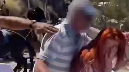 Σαντορίνη:-Αγωγιάτες-επιτέθηκαν-σε-ακτιβίστριες-που-διαμαρτύρονταν-για-τη-χρήση-γαϊδουριών-και-μουλαριών-στη-μεταφορά-τουριστών