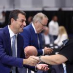 Σκρέκας-στη-ΔΕΘ:-Δεν-προλάβαινε-τις-χειραψίες