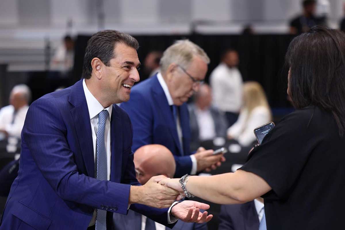 Σκρέκας-στη-ΔΕΘ:-Δεν-προλάβαινε-τις-χειραψίες