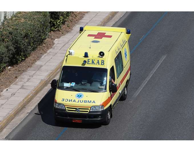 Σοβαρό-τροχαίο-με-ανατροπή-αυτοκινήτου-στις-Καρυές-Τρικάλων-–-Στο-νοσοκομείο-μεταφέρθηκαν-τέσσερις-νεαροί