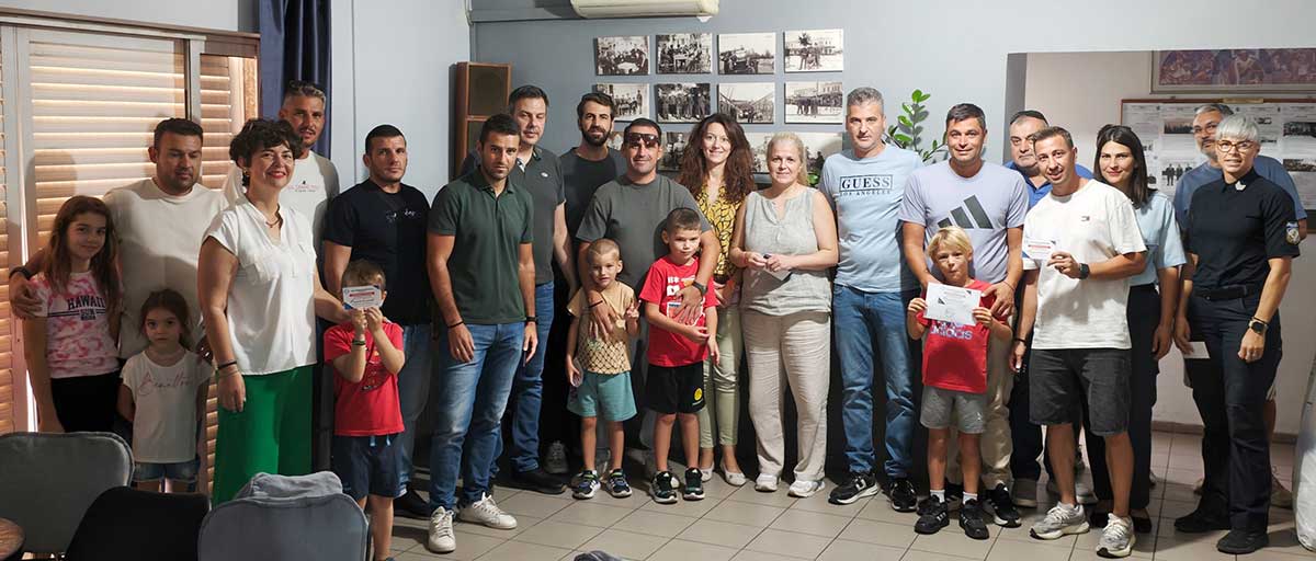 Ένα-βοήθημα-για-29-πρωτάκια-από-τους-αστυνομικούς-των-Τρικάλων