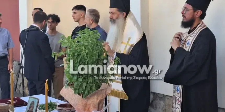 Λαμία:-Το…-αστείο-του-Μητροπολίτη-Φθιώτιδας-Συμεών-για-το-predator-στον-αγιασμό-για-τη-νέα-σχολική-χρονιά-και-η-“καταγγελία”-για-“παρακολούθηση”-(Εικόνες-&-Βίντεο)