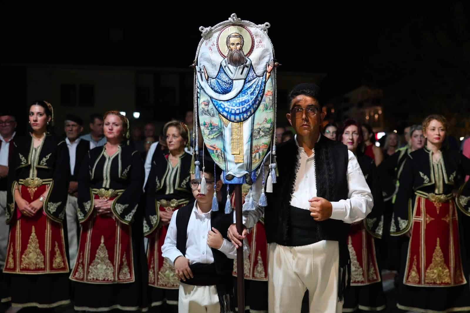 Καλαμπάκα:-Πλήθος-πιστών-στη-λιτανεία-του-Αγίου-Βησσαρίωνος