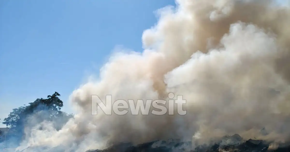 Ρέντης:-Βελτιωμένη-η-εικόνα-της-φωτιάς-στο-οικόπεδο-με-σκουπίδια-και-λάστιχα