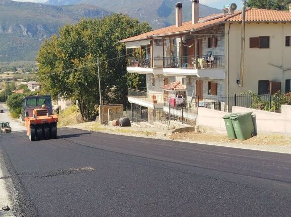 Σε-εξέλιξη-η-Β΄-Φάση-ασφαλτοστρώσεων-στο-νέο-Σχέδιο-Πόλεως-Καλαμπάκας-–-Συνεχίζονται-οι-εργασίες-στους-κάθετους-δρόμους-–-Αυτοψία-του-Δημάρχου-Μετεώρων-Λευτέρη-Αβραμόπουλου-στο-έργο