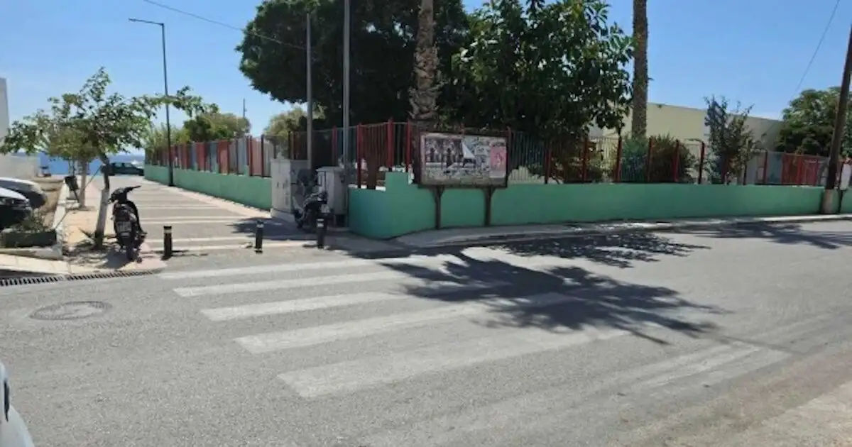 Ιεράπετρα:-16χρονη-παρασύρθηκε-από-αυτοκίνητο-όταν-διέσχιζε-τη-διάβαση-έξω-από-το-σχολείο-της