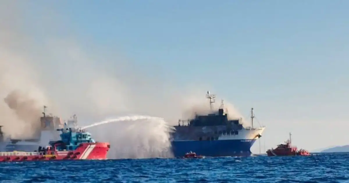 Φωτιά-στο-blue-carrier-2:-Αγώνας-δρόμου-για-να-αποτραπεί-η-βύθιση,-σε-ετοιμότητα-μέσα-απορρύπανσης