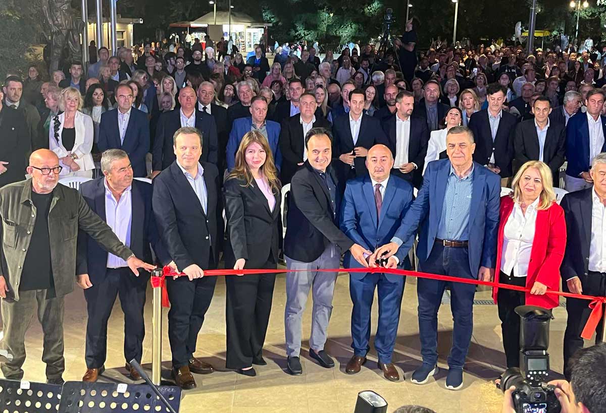 Πλατεία-Τρικάλων:-Η-αποθέωση-των-επισήμων-και-η-άλλη-εικόνα