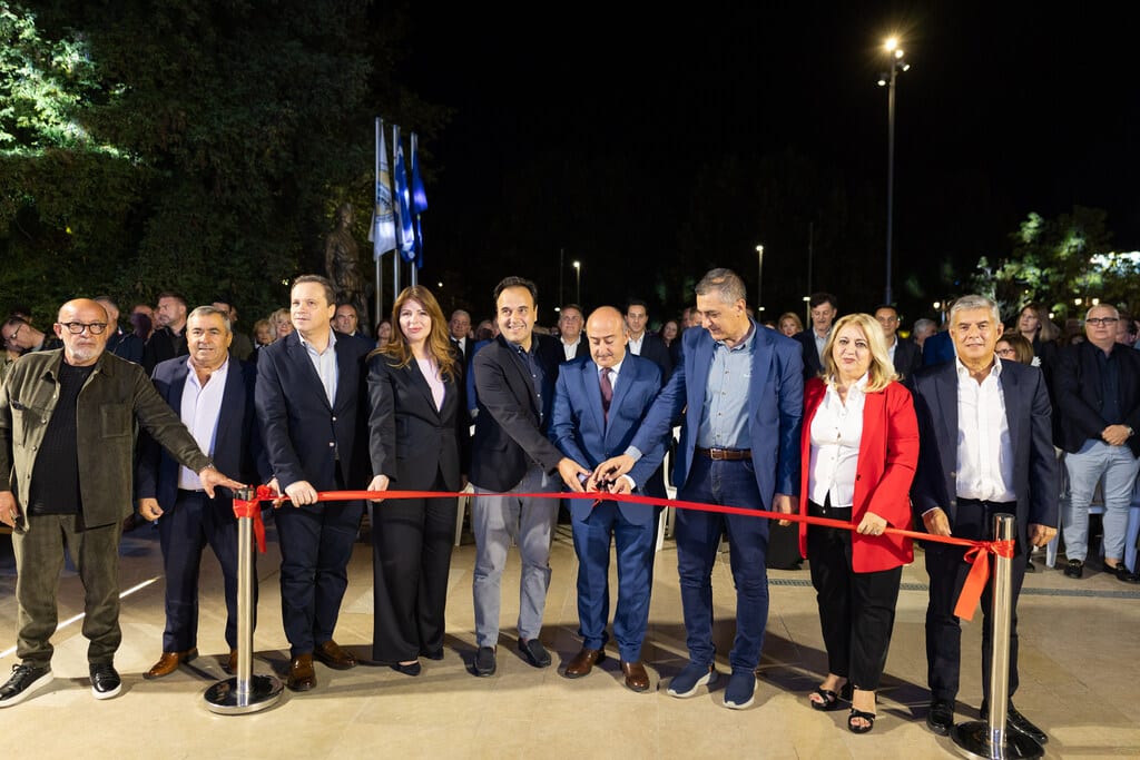Εγκαινιάστηκε-η-ανακαινισμένη-κεντρική-πλατεία-Τρικάλων-–-Πλήθος-κόσμου,-μουσική-και-πυροτεχνήματα-(φωτο)
