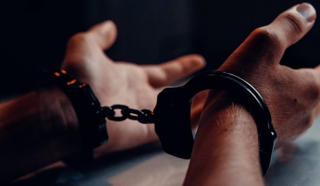 Τρίκαλα-–-20χρονος-συνελήφθη-με-σιδερογροθιά