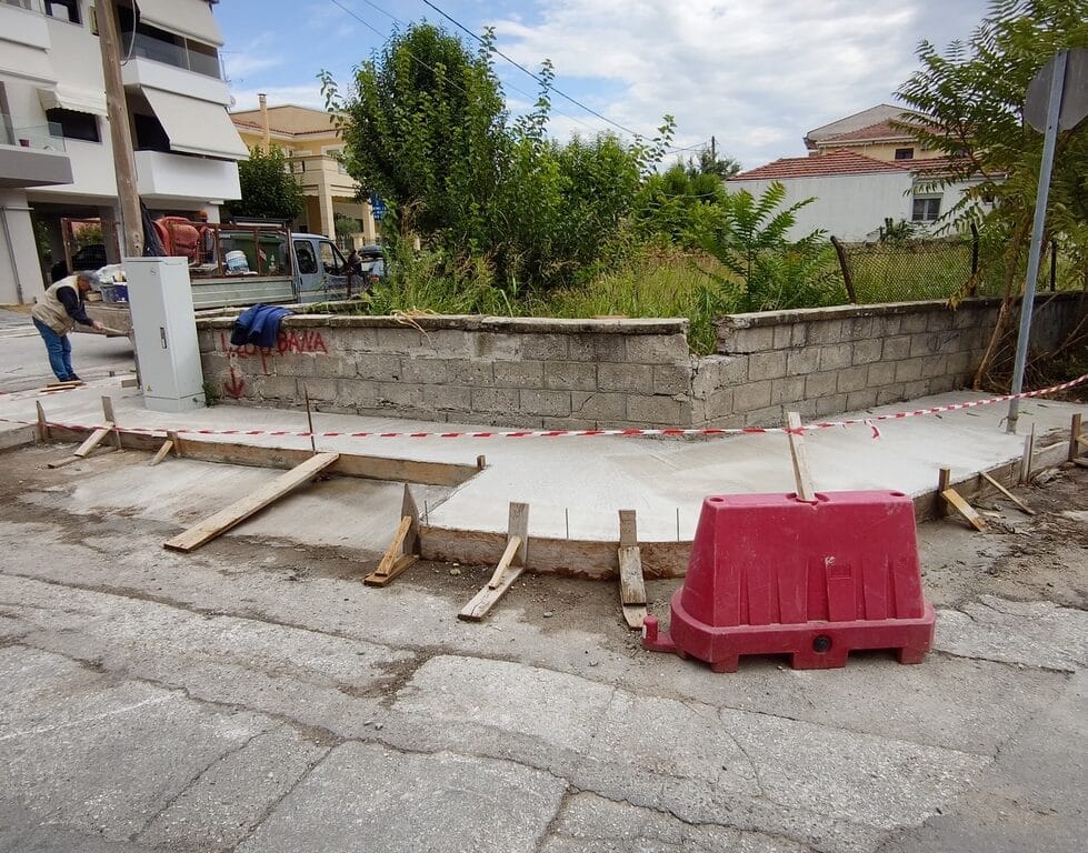 Συνεχίζονται-οι-παρεμβάσεις-σε-κράσπεδα-και-πεζοδρόμια-από-τον-Δήμο-Τρικκαίων-(φωτο)