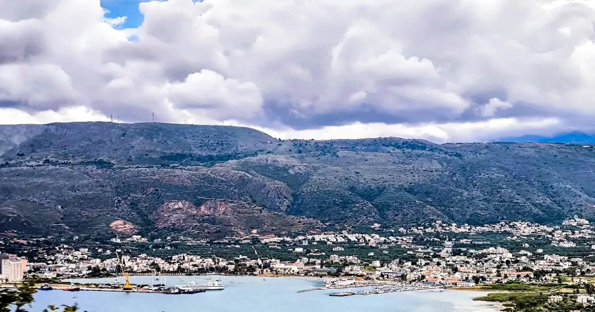 Χανιά:-Έκτακτη-άφιξη-του-κρουαζιερόπλοιου-queen-anne-στη-Σούδα-λόγω-της-κακοκαιρίας