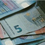 ΟΠΕΚΑ:-Μηνιαία-ενίσχυση-έως-750-ευρώ-σε-γονείς:-Ποιοι-μπορούν-να-την-λάβουν-και-πώς